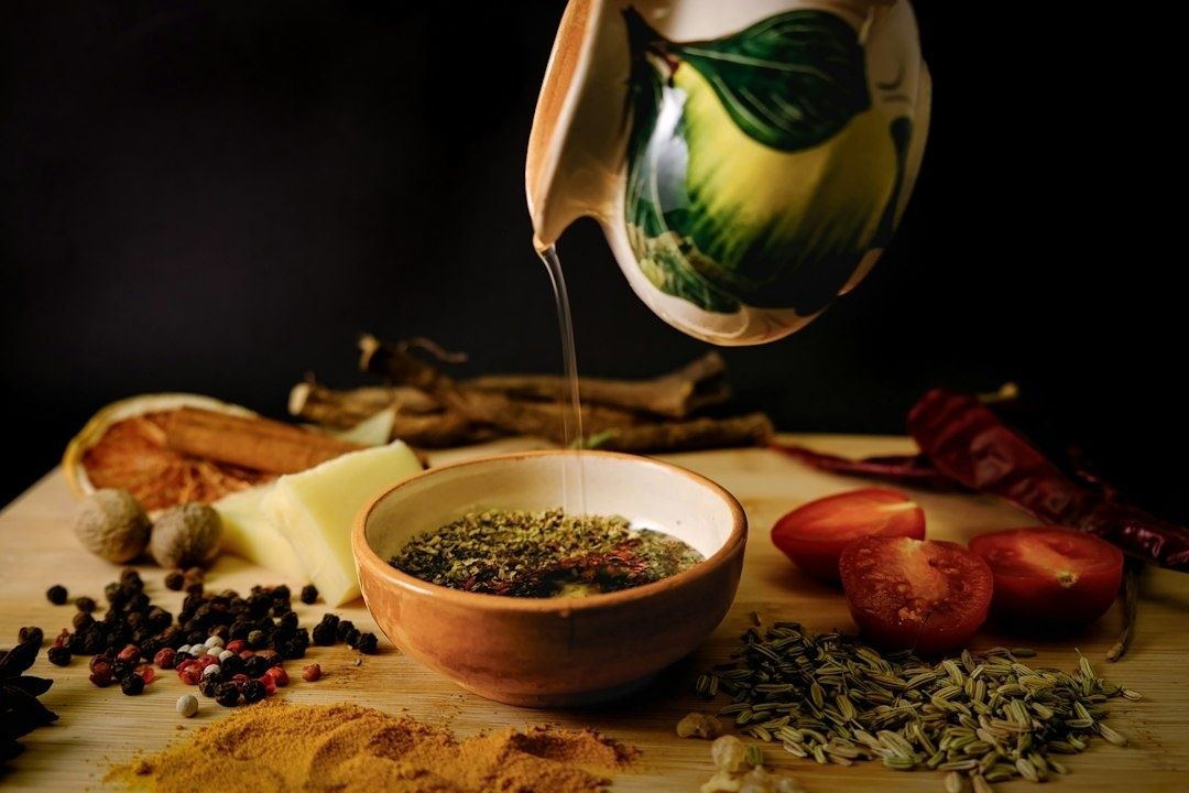 Un bouillon aux herbes versé dans un bol entouré d